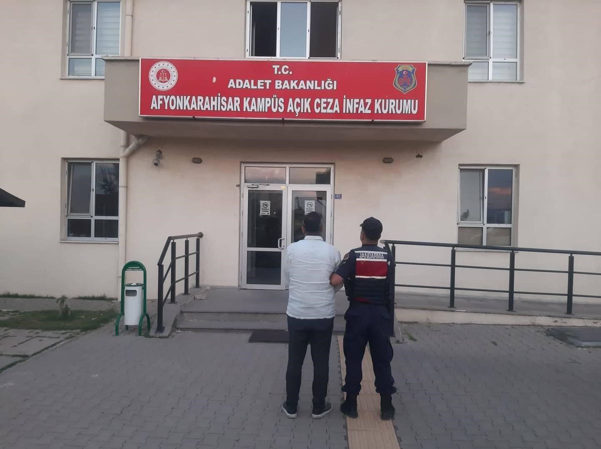 Afyonkarahisar'da Jandarmadan Aranan Şahıslara Yönelik Operasyon: 28 Gözaltı, 15 Tutuklama