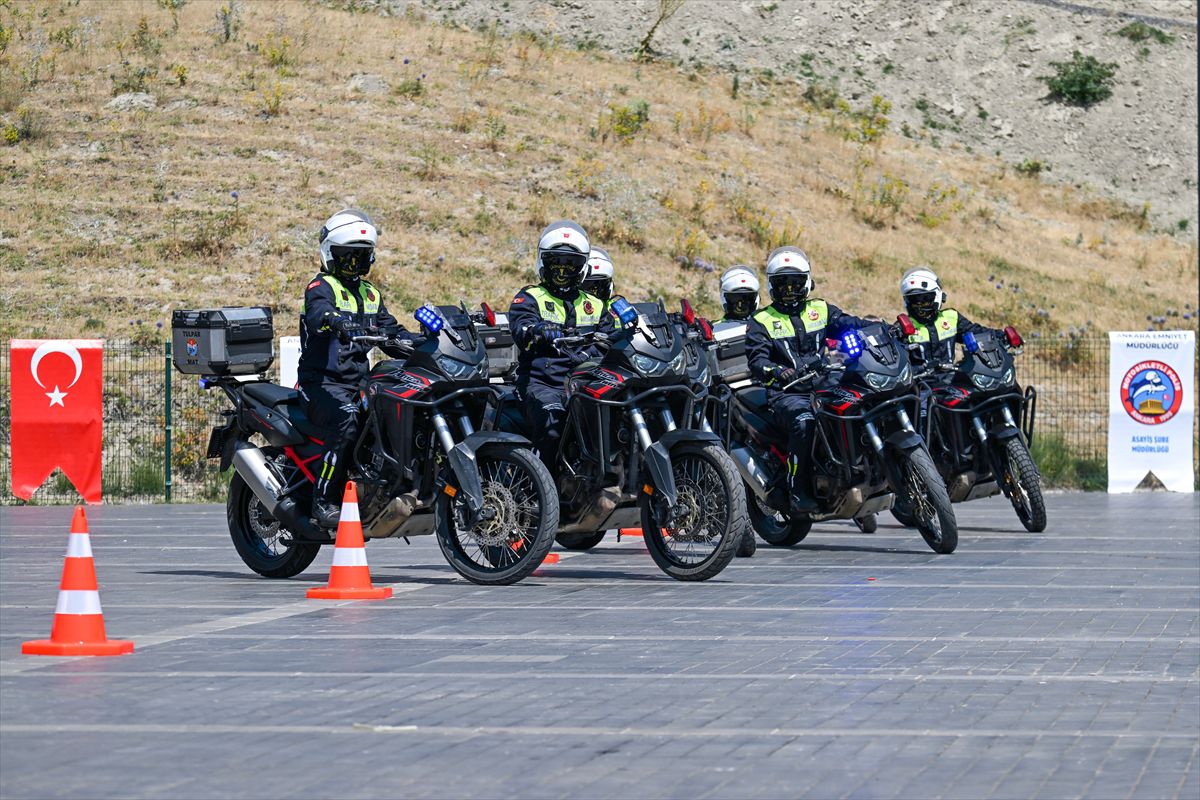Malazgirt Zaferi'nde Motosikletli Gösteri Göz Kamaştırdı