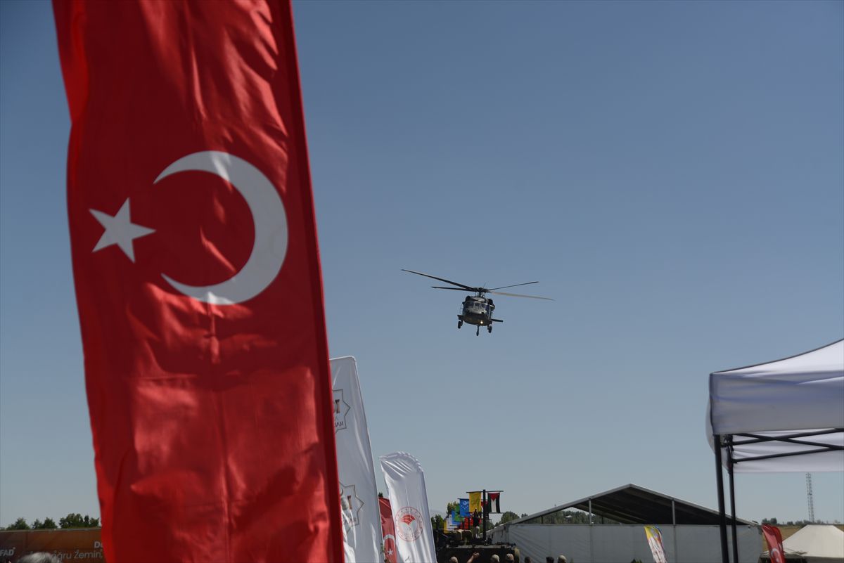 Malazgirt'te Jandarma Helikopter Gösterileri Büyüledi
