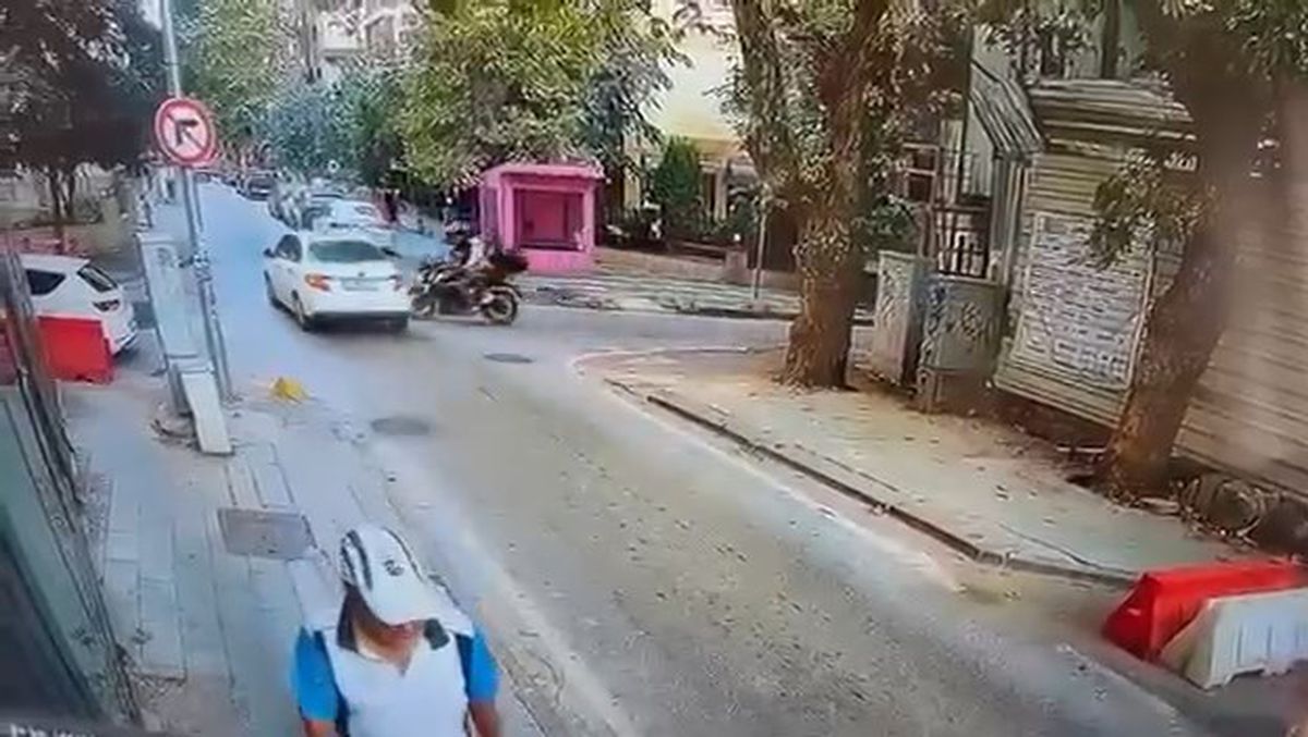Kadıköy’de Motosiklet ile Otomobil Çarpıştı: 2 Yaralı