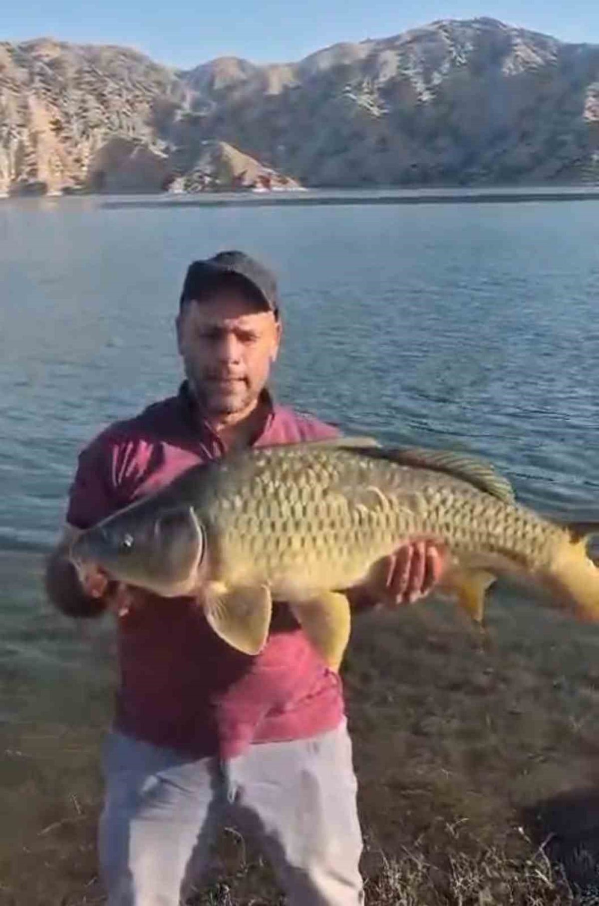 Elazığ'da Amatör Balıkçı Keban Baraj Gölü'nde 10 Kiloluk Sazan Yakaladı