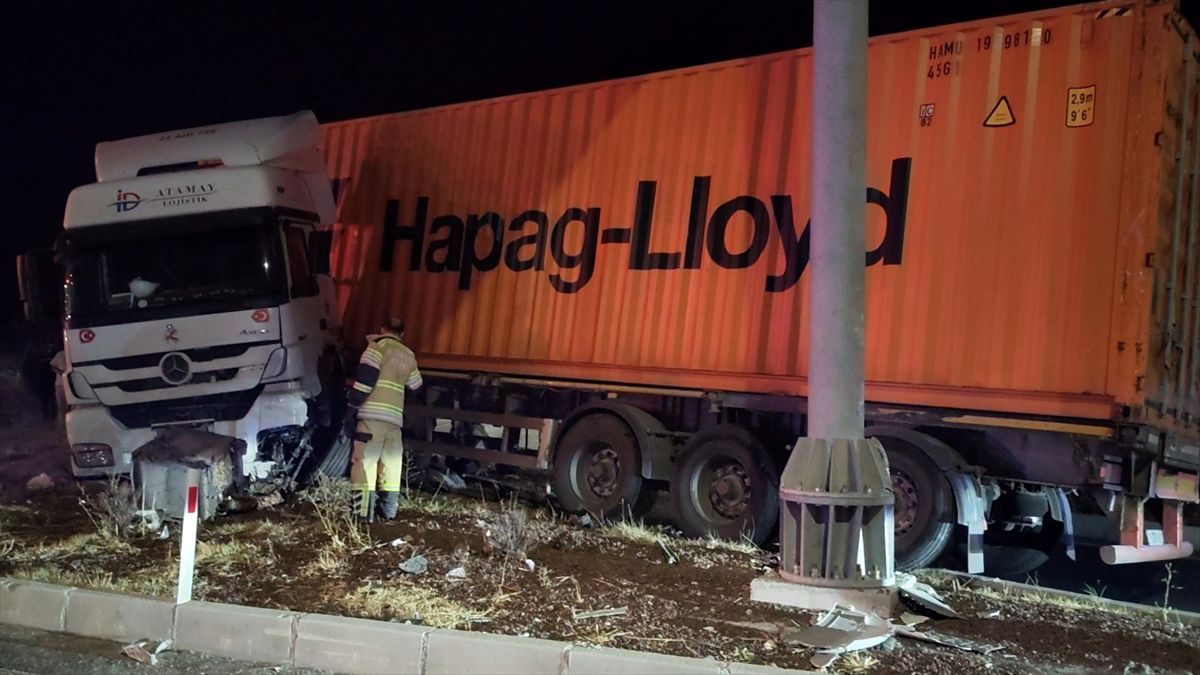 Kütahya'da Tır Refüje Çarptı: Sürücü Yaralandı