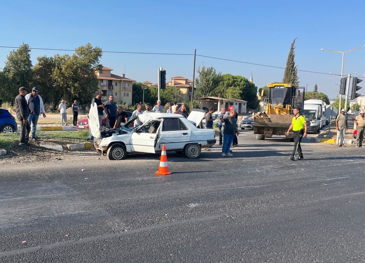 Salihli'de kavşakta feci kaza: 2'si ağır 4 yaralı