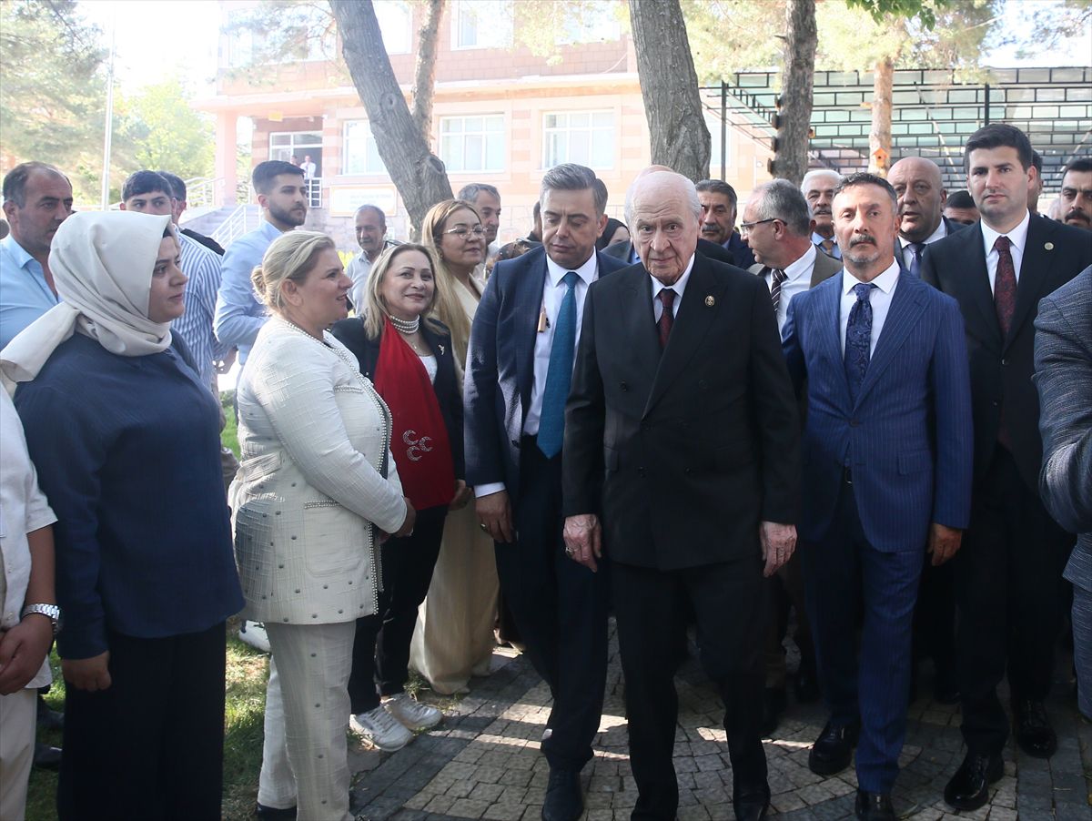 Bahçeli, Ahlat'ta vatandaşlarla buluştu