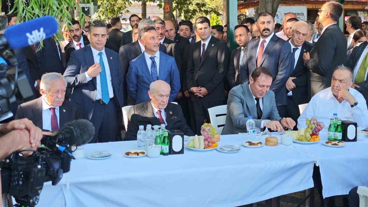 Bahçeli, Ahlat'ta Vatandaşlarla Buluştu