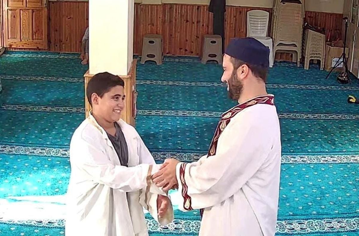İmamdan şortla gelen çocuğa cübbe jesti