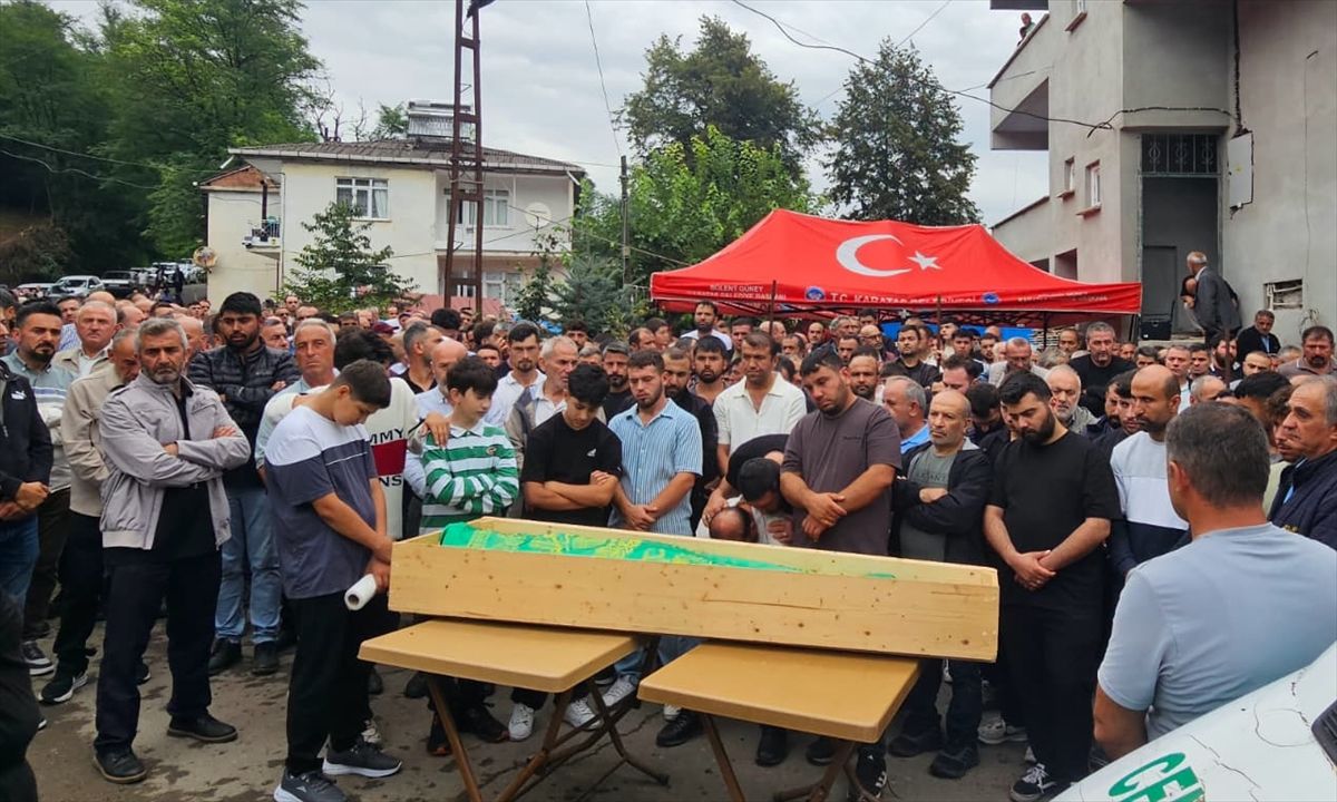 Ordu'da tedavi gördüğü hastanede ölen çocuğun cenazesi defnedildi