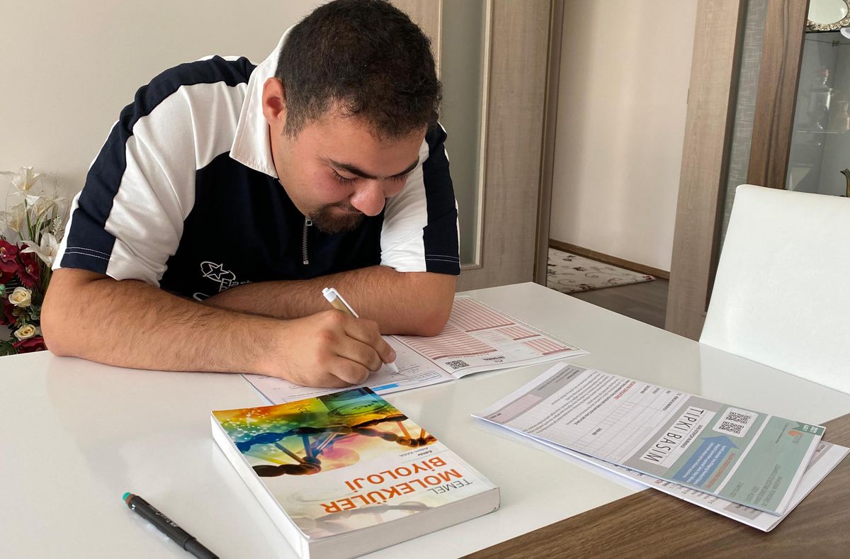 Otizmli genç, evde çalışarak üniversiteyi kazandı