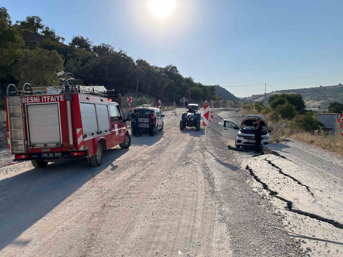 Besni'de Heyelanlı Yolda Otomobil Asfalta Çarptı