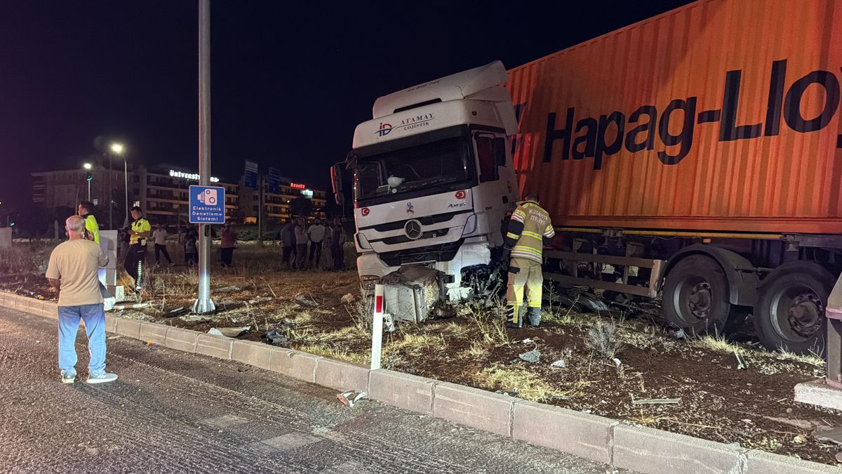 Kütahya'da TIR Refüje Çıktı: Sürücü Yaralandı