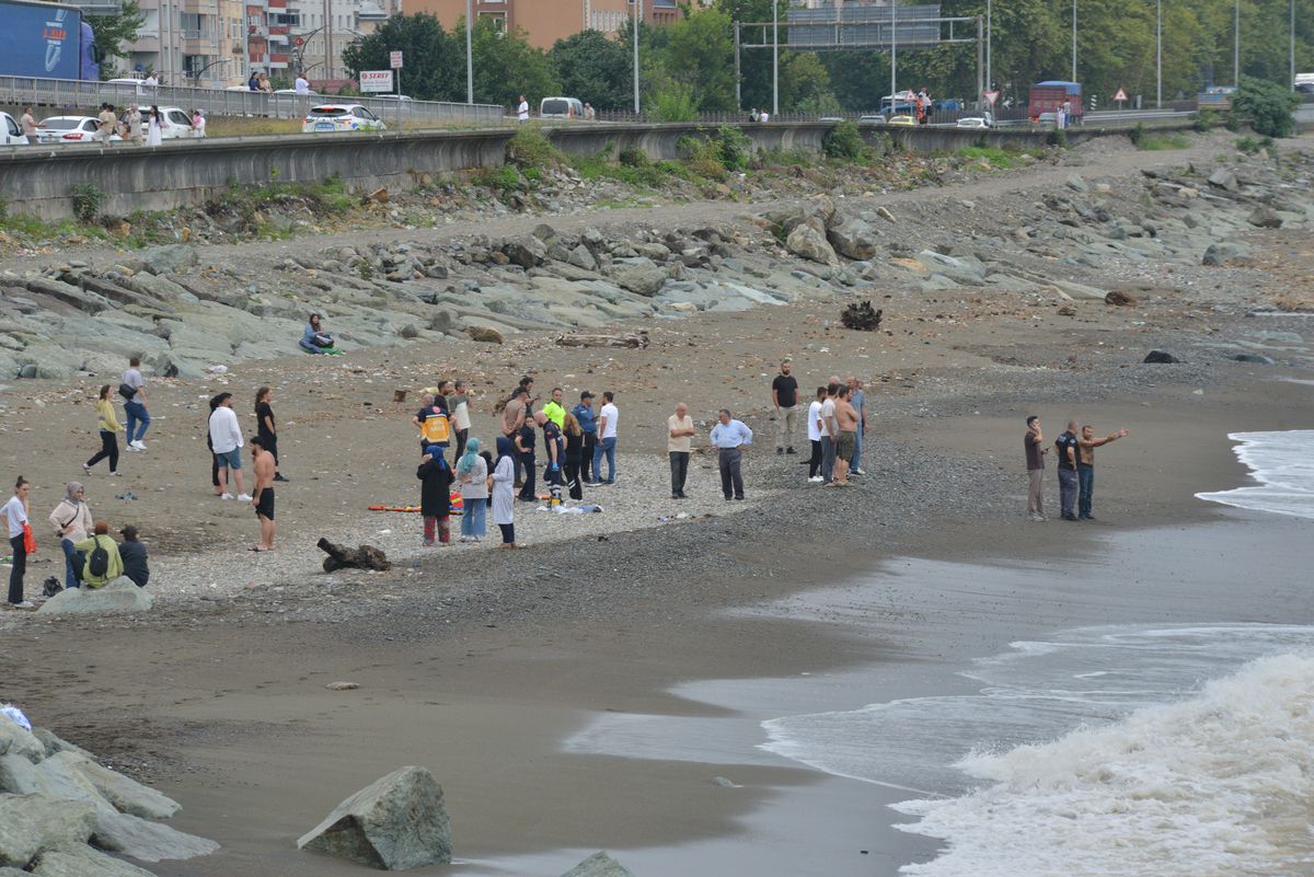Rize'de Denizde Boğulma Tehlikesi: Kardeşlerden Biri Hayatını Kaybetti, Diğeri Aranıyor