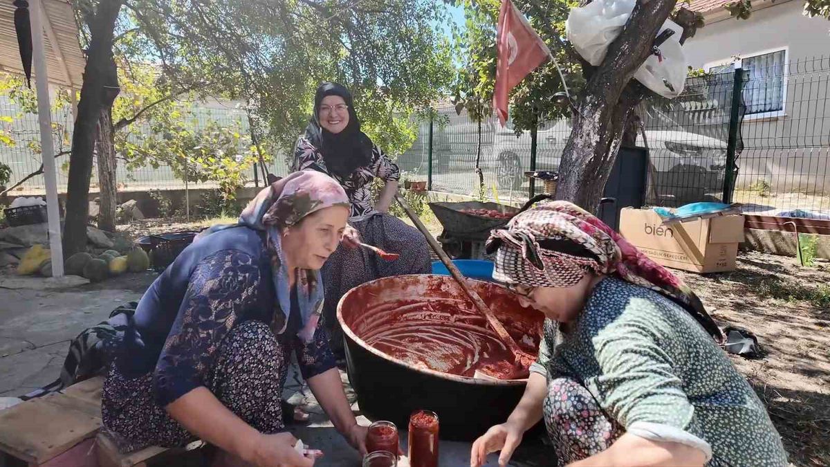 Malkaralı kadınlardan imece usulü salça geleneği