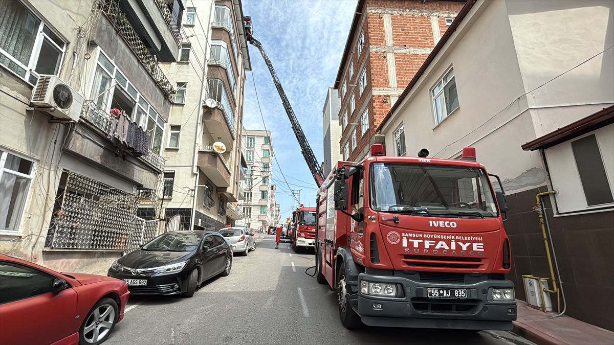 Samsun'da 6 Katlı Binada Çatı Yangını