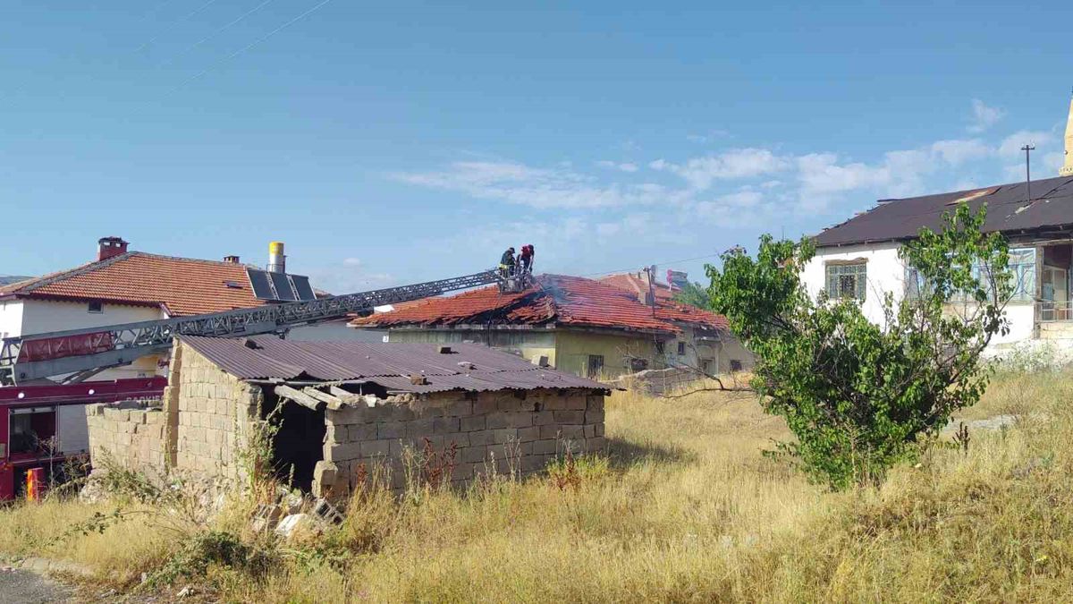 Şarkışla'da Ev Yangını: 1 Yaralı