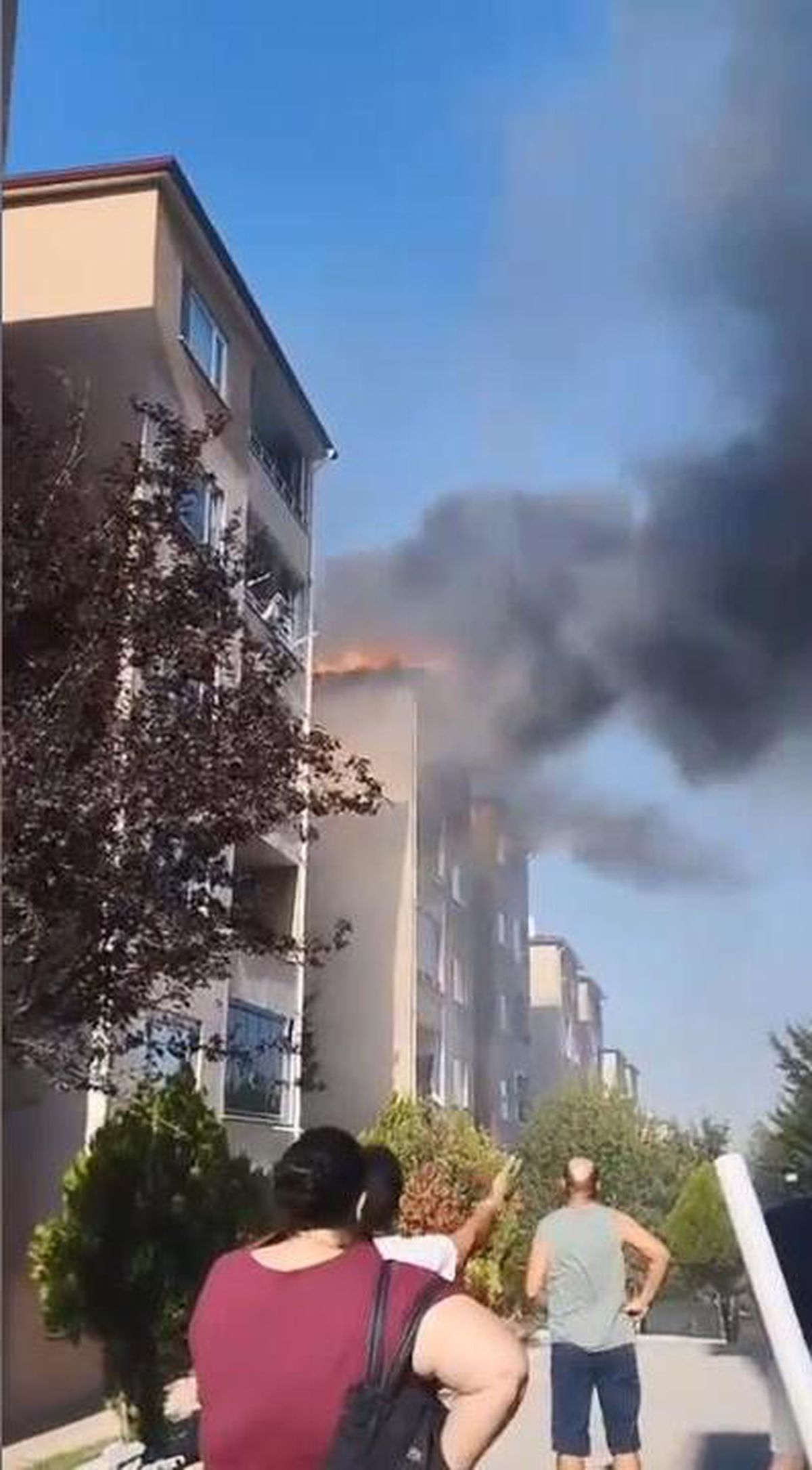 Silivri'de Apartman Çatısında Yangın: Can Kaybı Yok