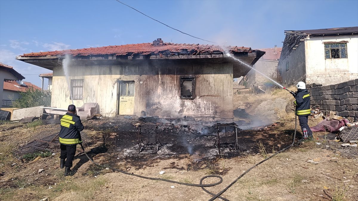 Şarkışla'da Ev Yangını: 1 Yaralı
