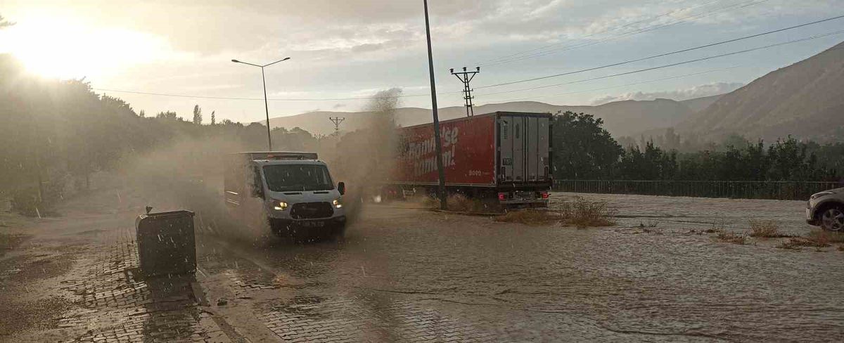 Gürün'de aniden bastıran yağış yolda su birikintilerine neden oldu