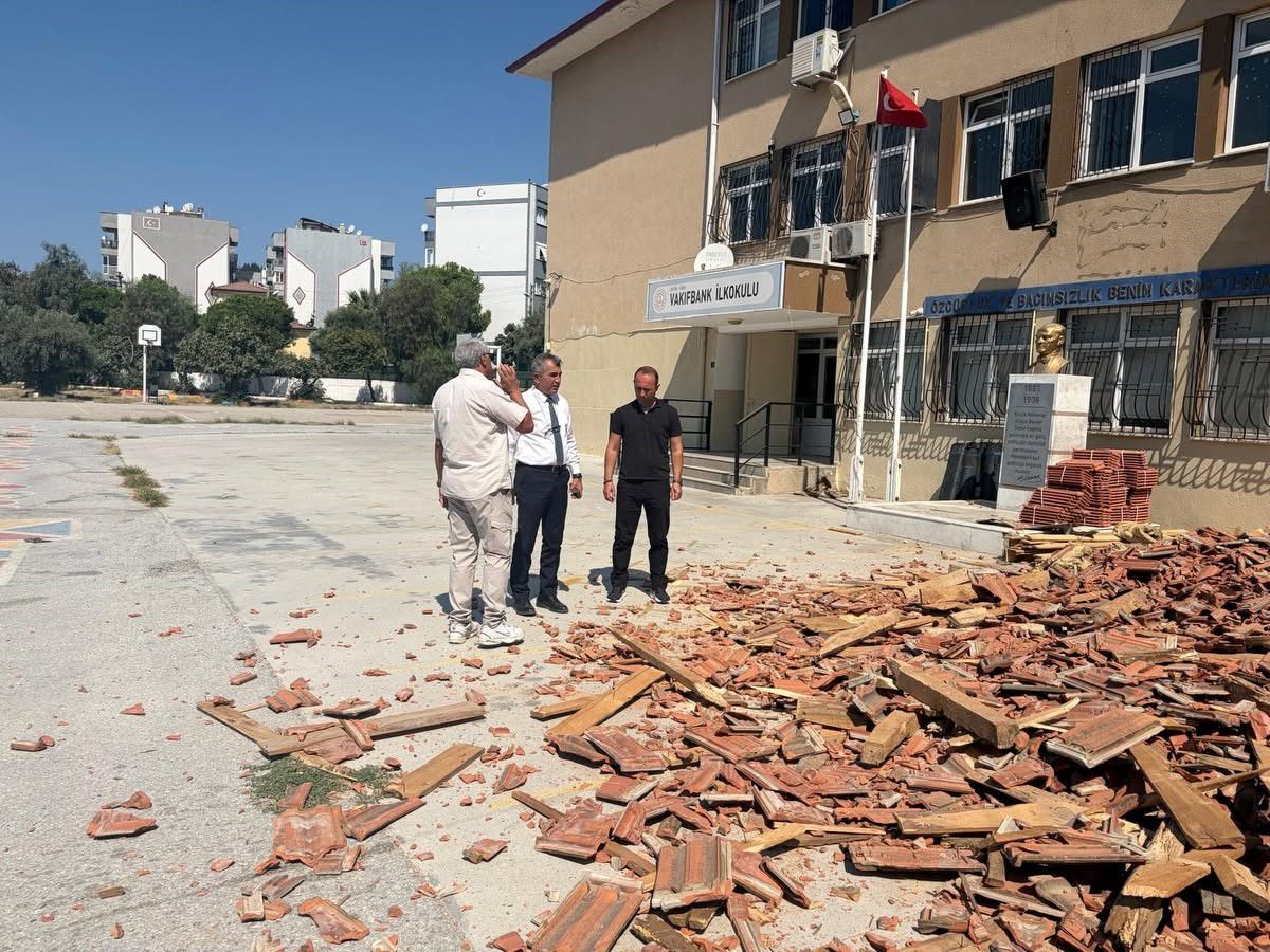 Söke'de Okullar Yeni Eğitim Yılına Hazırlanıyor: Vakıfbank İlkokulu'nda Çatı Tadilatı Sürüyor