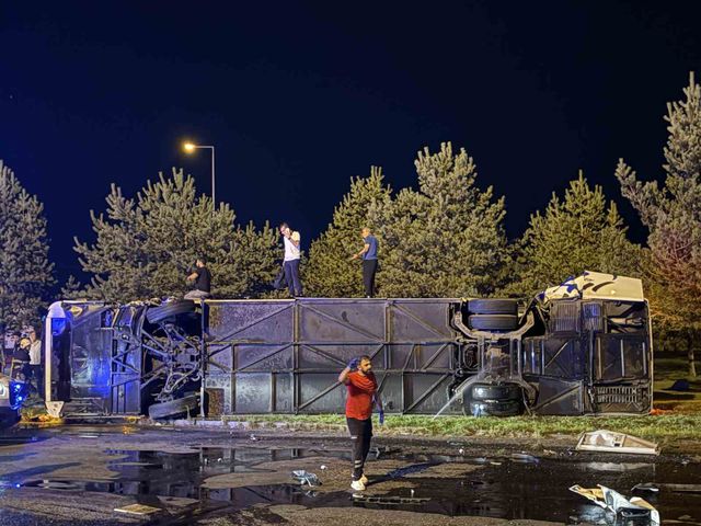 yolcu otobusuyle yakit tankeri tasiyan tirin 3 20173511 o