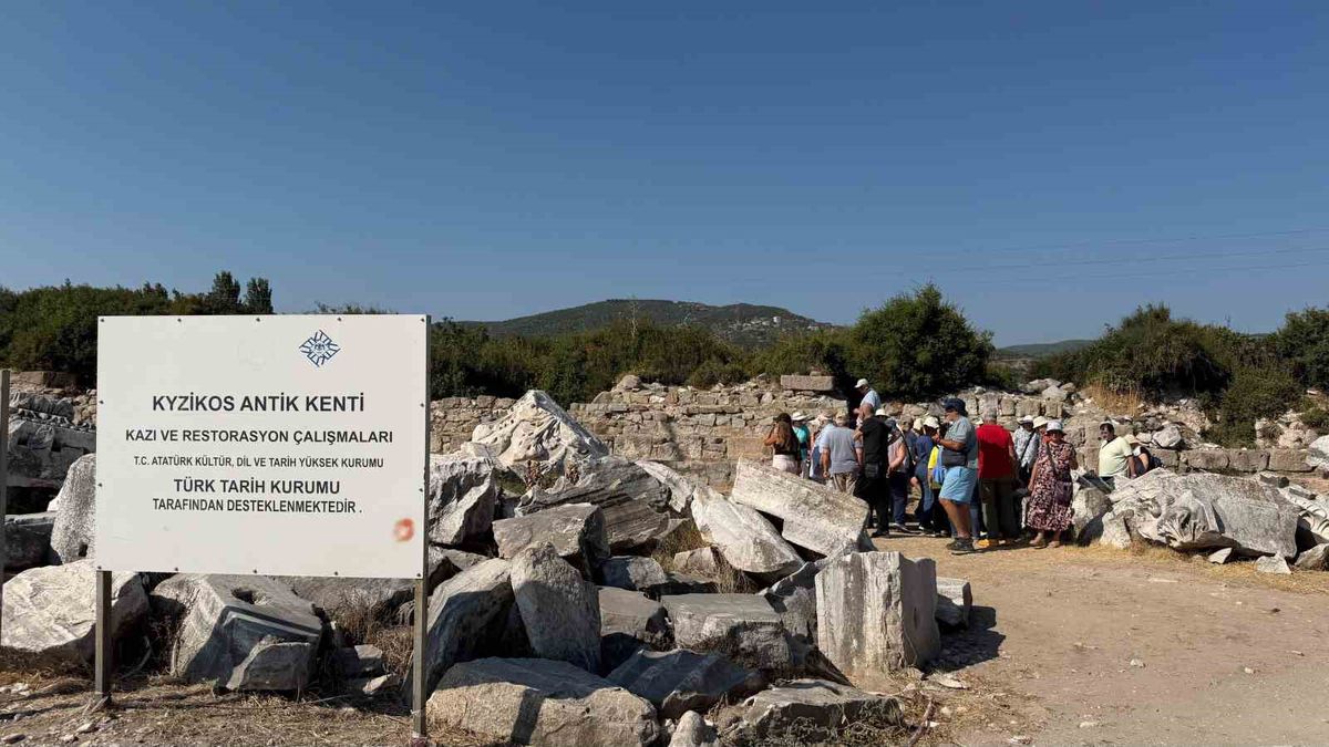 Yunan turistlerden Kyzikos Antik Kenti’ne ziyaret