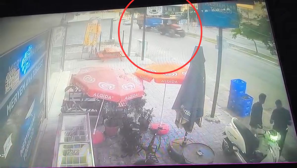 Ceyhan'da traktör römorku kaldırımdakilere çarptı: 2 yaralı