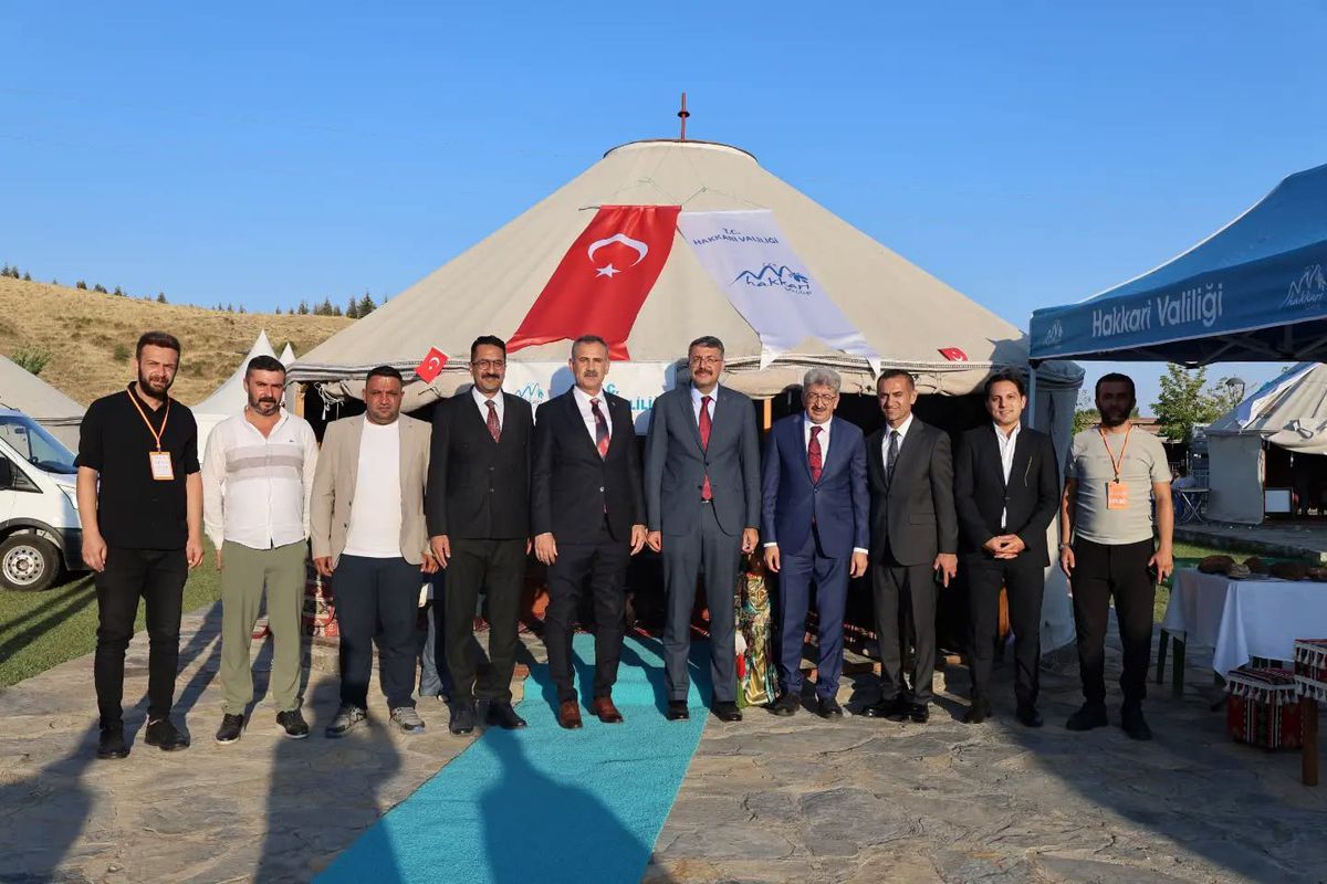 Ağrı Valisi Malazgirt Zaferi Kutlamalarında Hakkâri Çadırını Ziyaret Etti
