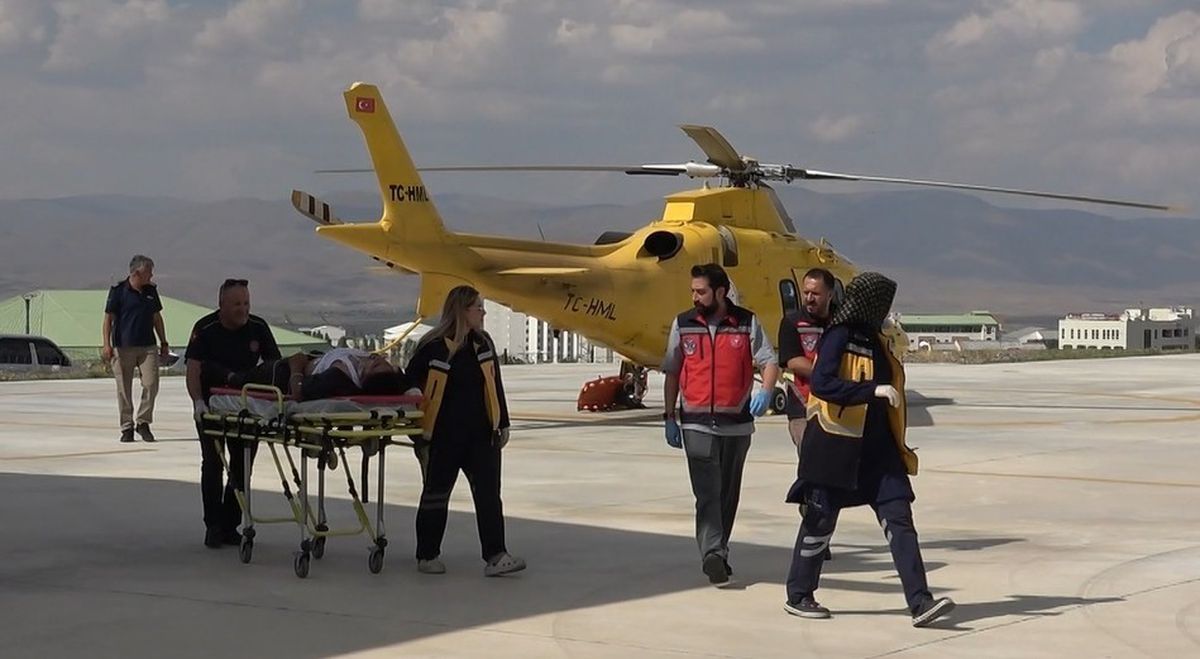 Karayazı'da Traktör Devrildi: 19 Yaşındaki Genç Ambulans Helikopterle Hastaneye Sevk Edildi