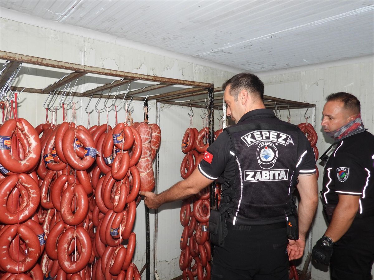 Kepez'de Bayat Gıda Denetimi: 152 Kilo Et ve Turşuya El Konuldu