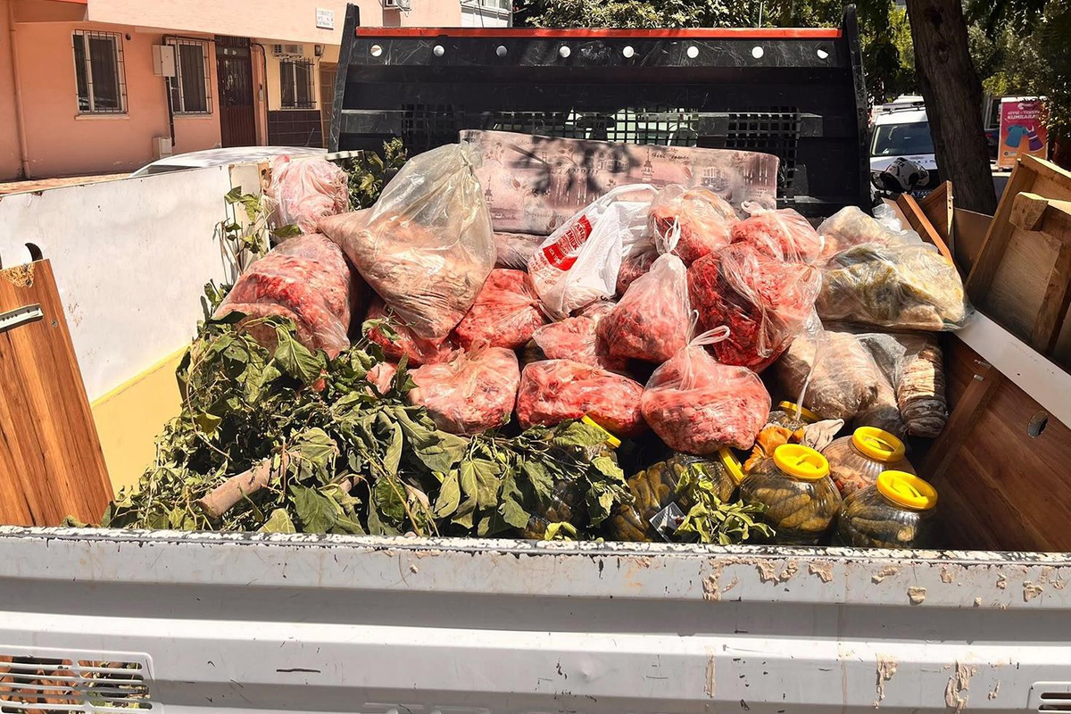 Antalya'da gıda deposuna denetim: 152 kilo et ve 20 bidon turşuya el konuldu