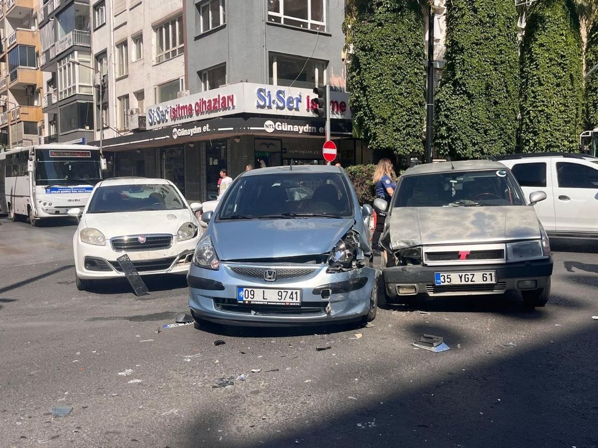 Efeler'de Zincirleme Trafik Kazası: 3 Araç Hasar Gördü