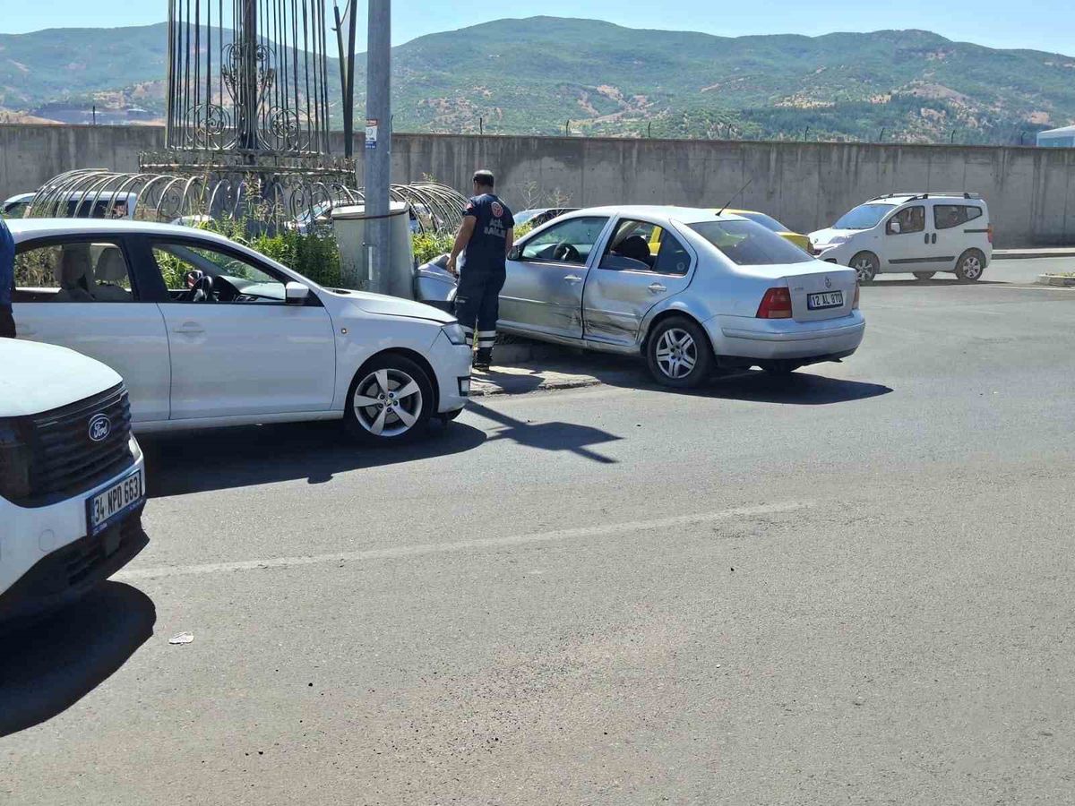 Bingöl'de İki Otomobil Çarpıştı: 1 Yaralı