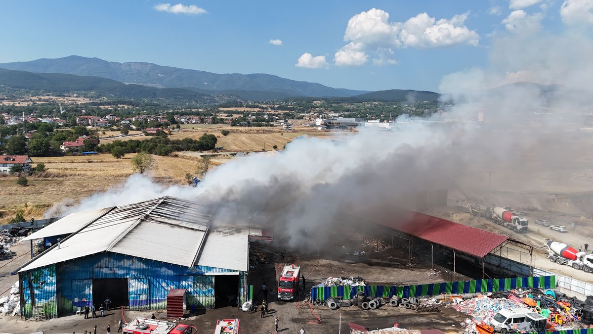Bolu'da Katı Atık Tesisinde Yangın: 1 Saatte Kontrol Altına Alındı