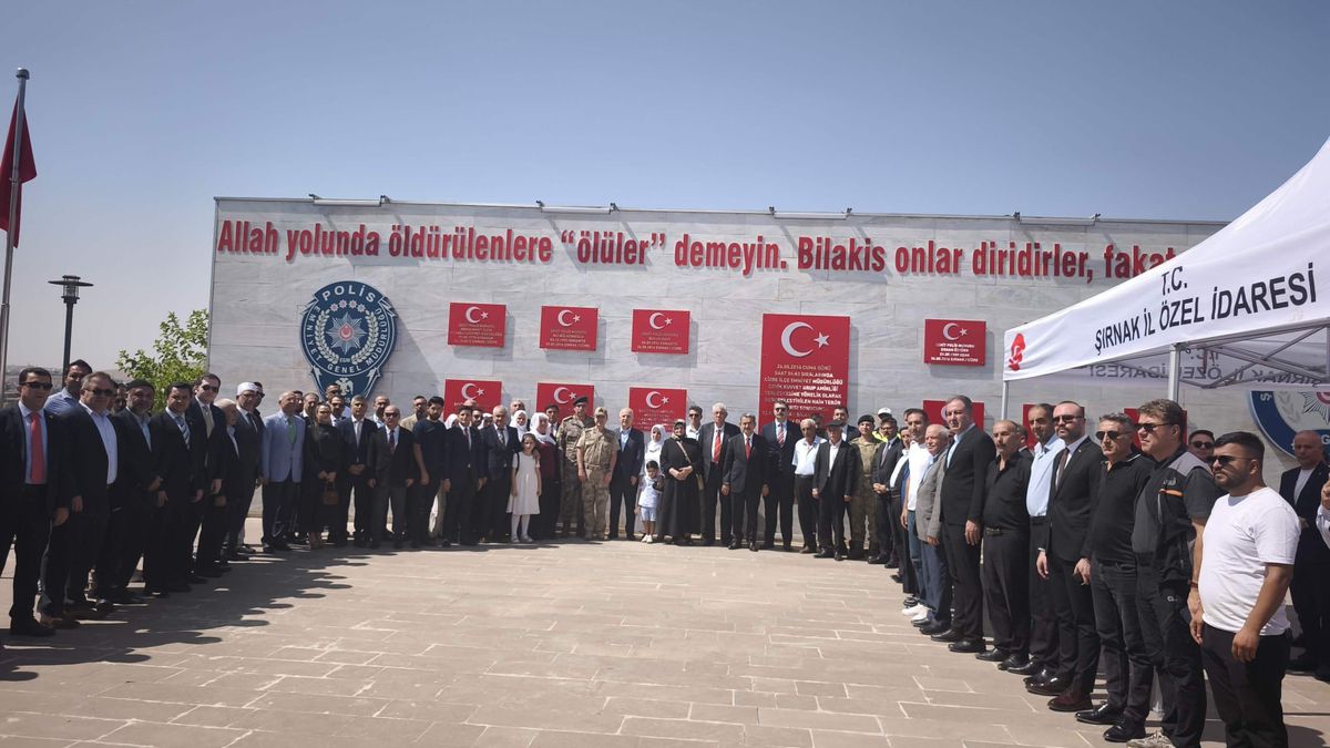 Cizre'de 12 şehit polis dualarla anıldı