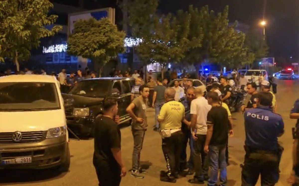Nizip'te Polis Kovalamacası: Sürücü Park Halindeki 4 Araca Çarptıktan Sonra Yakalandı