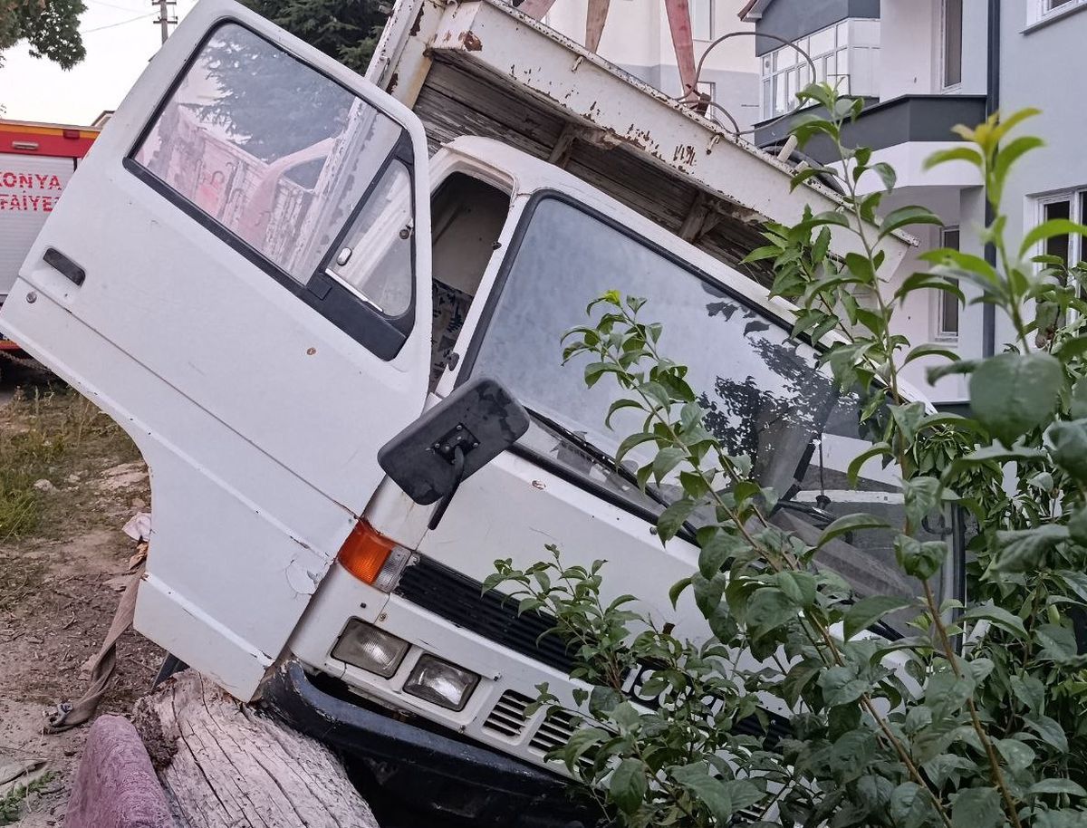 Beyşehir'de Freni Boşalan Kamyonet Faciası: Genç Kurtarıldı