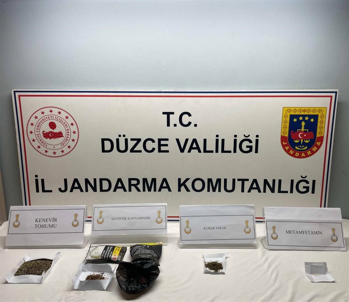 Jandarmadan Düzce'de kapsamlı denetim: 20 aranan şahıs yakalandı
