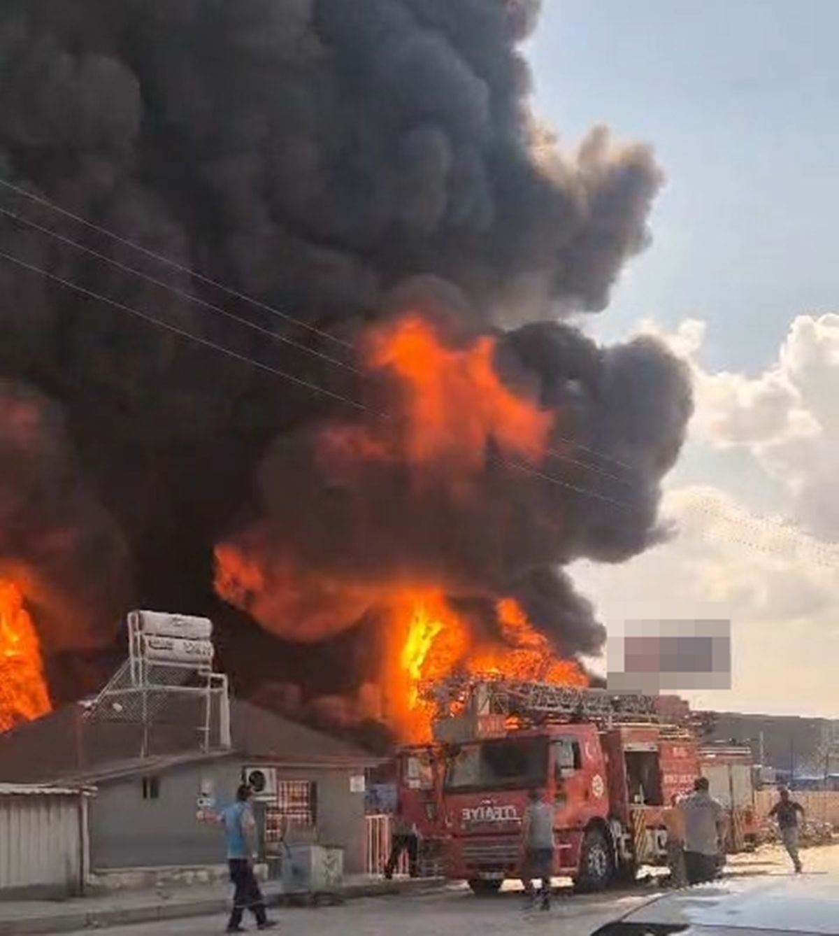 Elazığ'da Yalıtım Fabrikasında Yangın