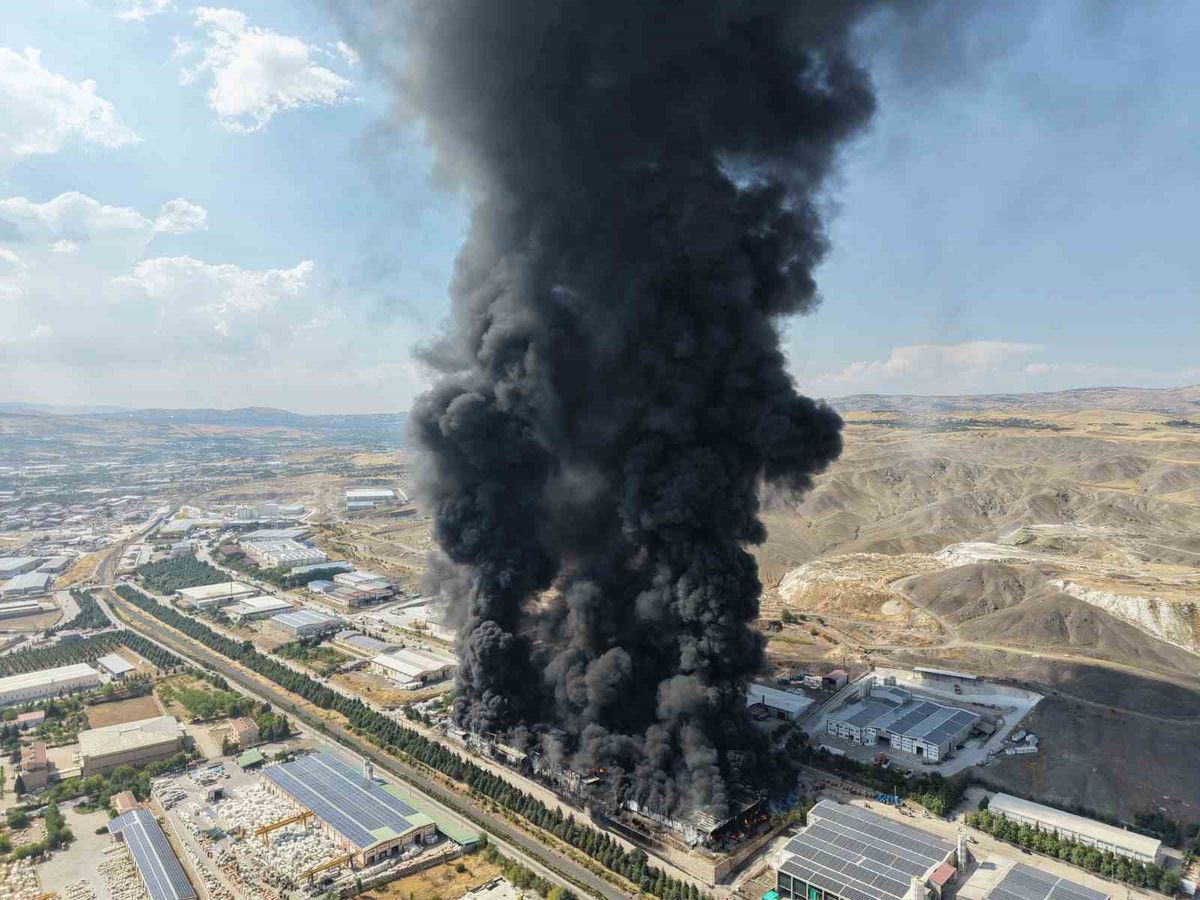 Elazığ'da fabrika yangını: Dronla görüntülendi