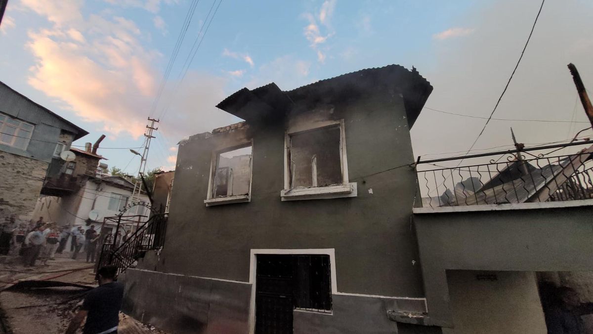 Kemaliye'de Yangın: 8 Ev Kullanılamaz Hale Geldi