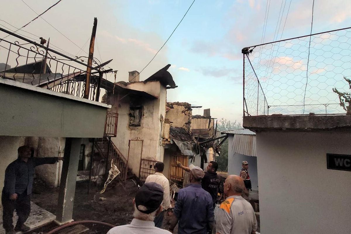 Erzincan’da köyde çıkan yangında 8 ev kullanılamaz hale geldi