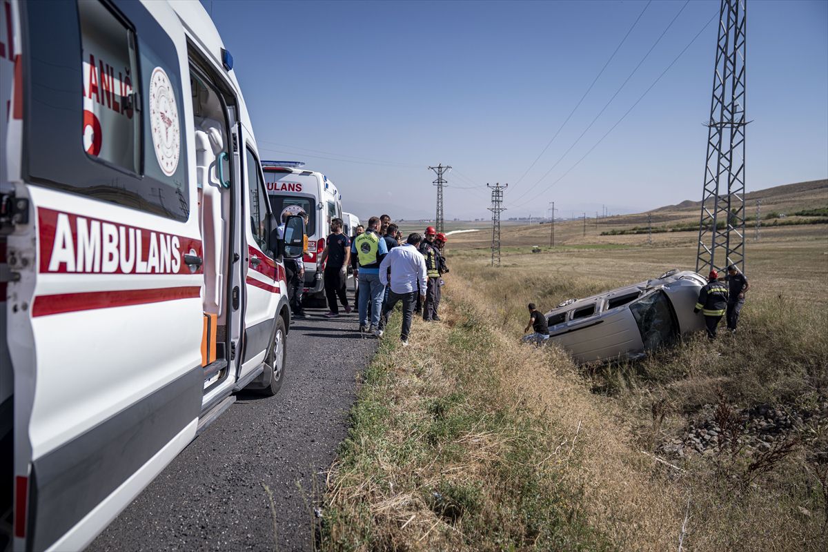 Erzurum'da Şarampole Devrilen Araçta 5 Yaralı