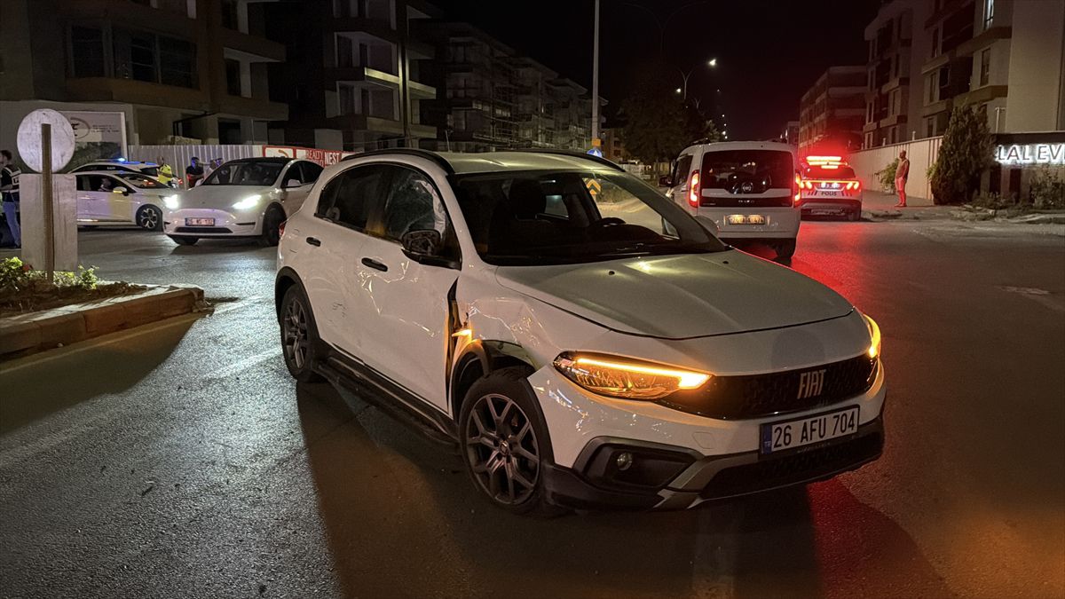Tepebaşı'nda Motosiklet ile Otomobil Çarpıştı: 1 Yaralı