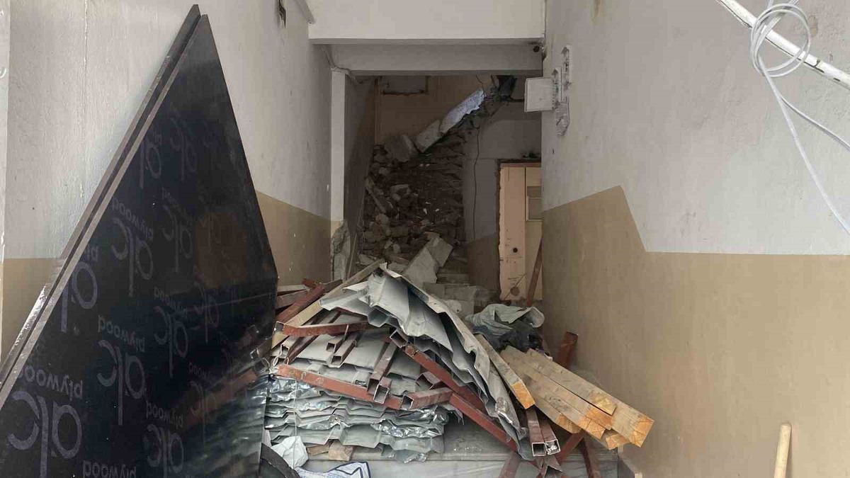 Fatih'te Kentsel Dönüşüm Yıkımında Bina Çöktü: 2 Yaralı