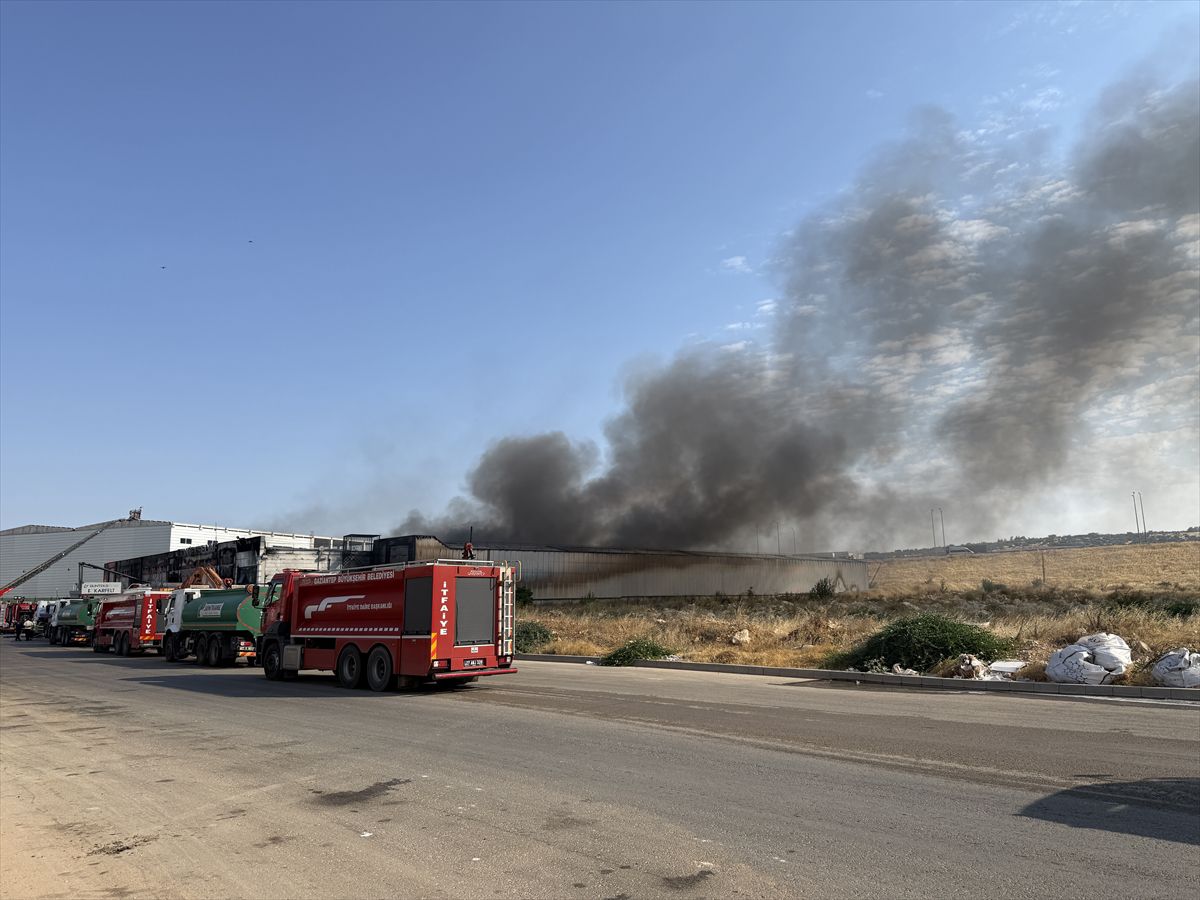 Gaziantep'te elyaf fabrikasında yangın söndürüldü