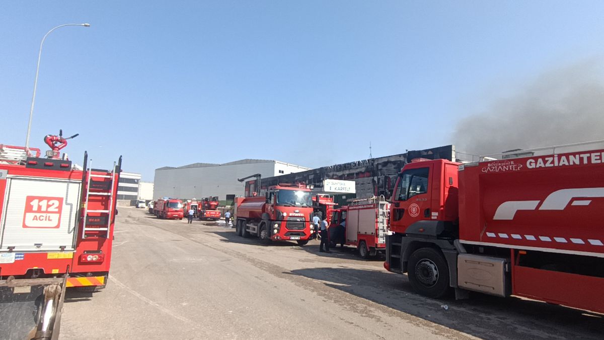 Gaziantep'te Elyaf Fabrikasında Yangın: 2 İşçi Dumandan Etkilendi