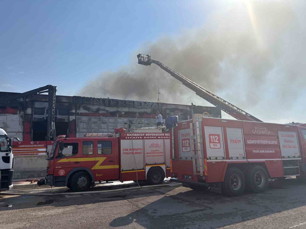 Gaziantep'te Elyaf Fabrikasında Yangın