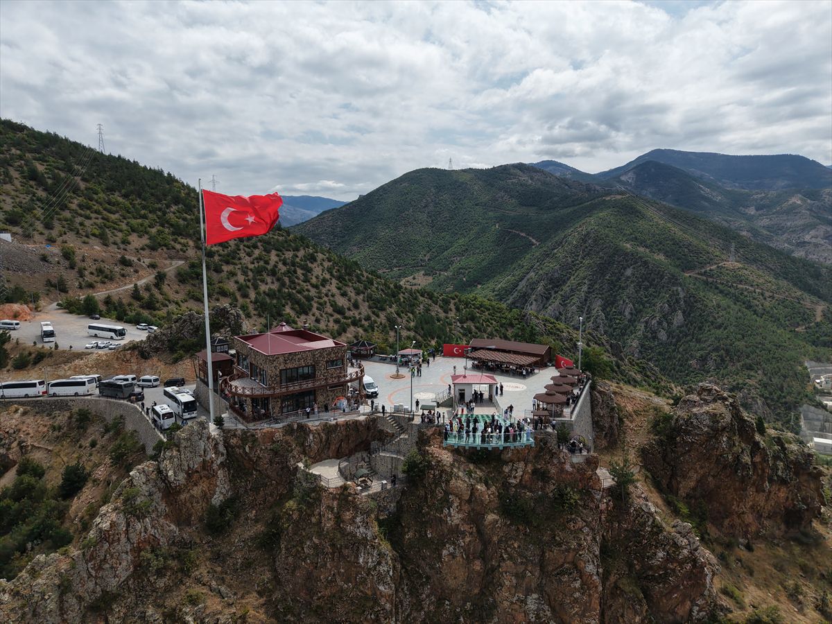 Gümüşhane'deki cam terası 67 bin 786 kişi gezdi