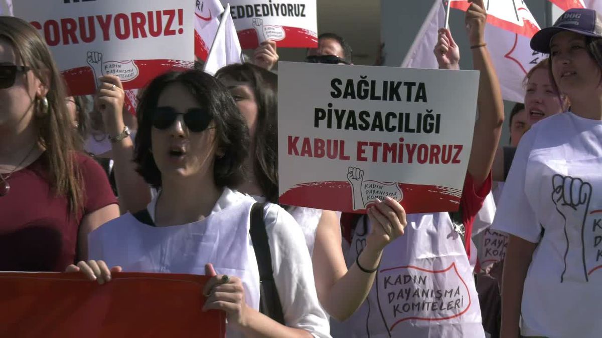 Kadın Dayanışma Komiteleri'nden Sağlık Bakanlığı önünde 'ücretsiz HPV aşısı' eylemi
