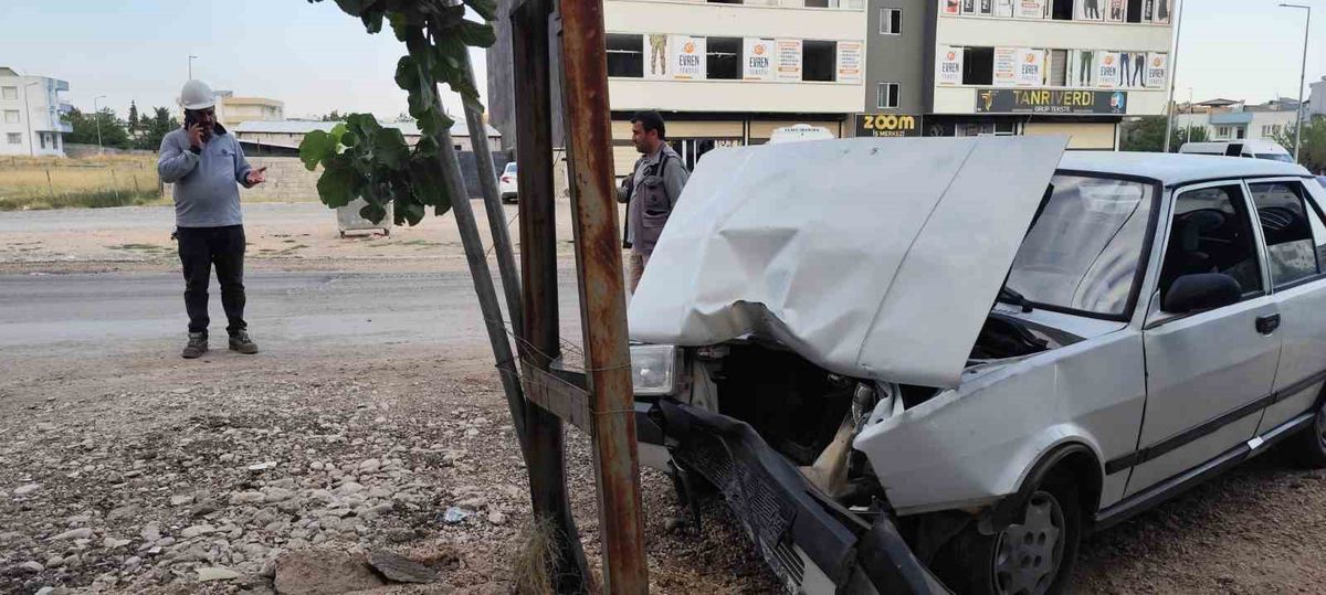 Kahta'da otomobil elektrik direğine çarptı: 2 yaralı