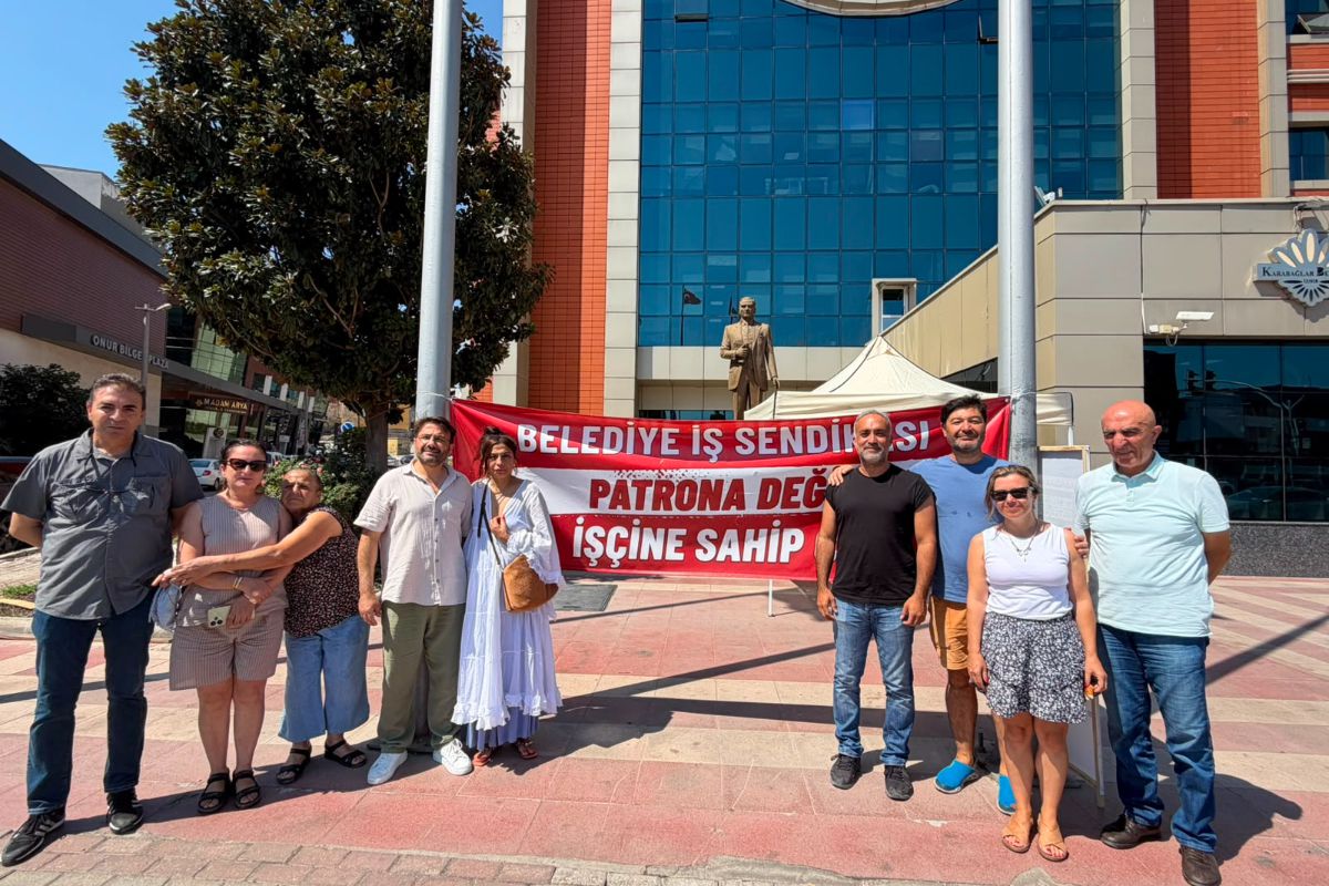 Sosyologdan belediye önünde oturma eylemi